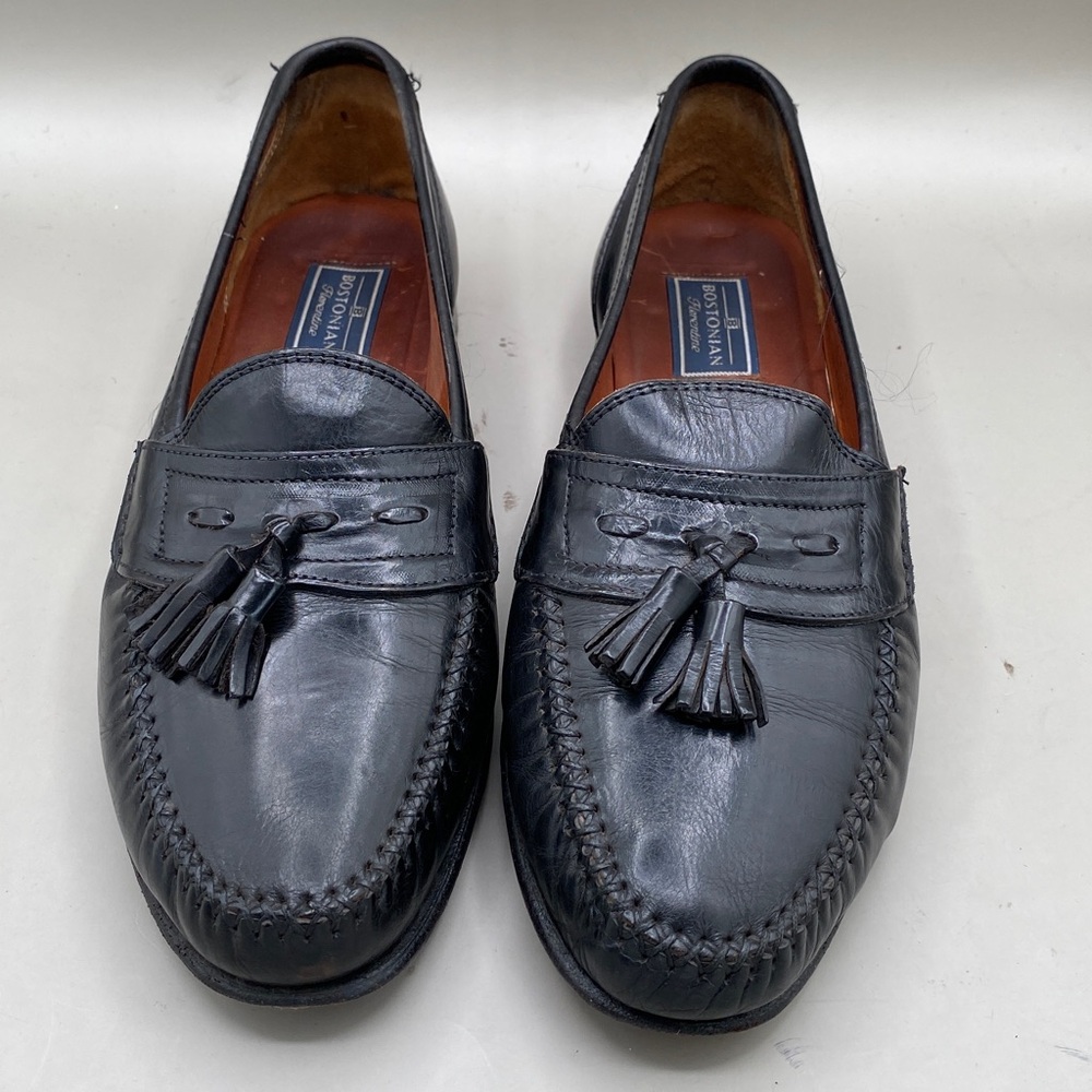 Elegant Black Leather Loafers with Tassels (LOT 417)